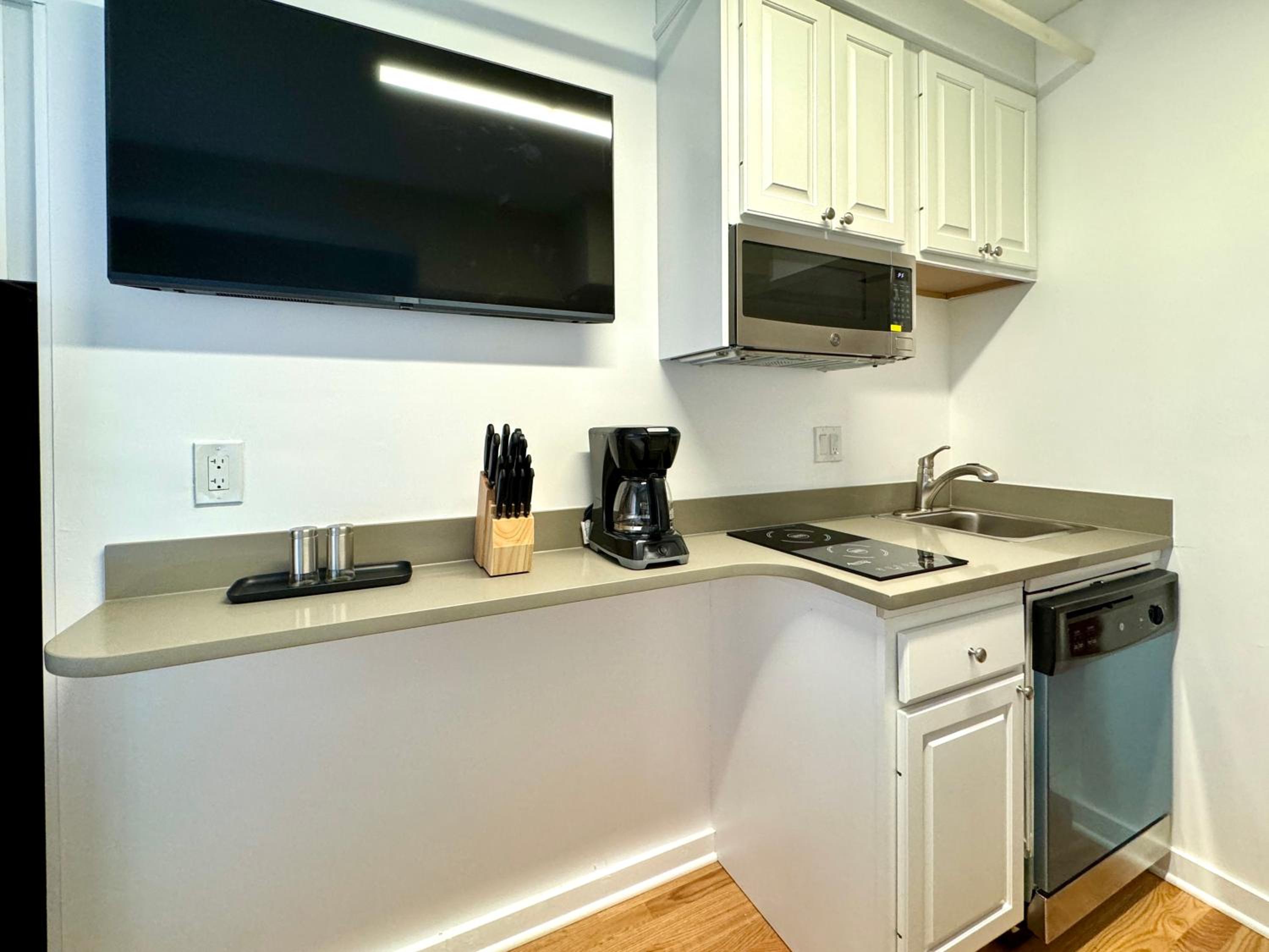 Evanston Vacations - The GEM Museum Suites - Property Image 5