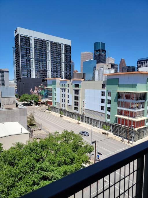 SODO City Gem: Rooftop Skyline Pool Parking Wi-Fi view 4