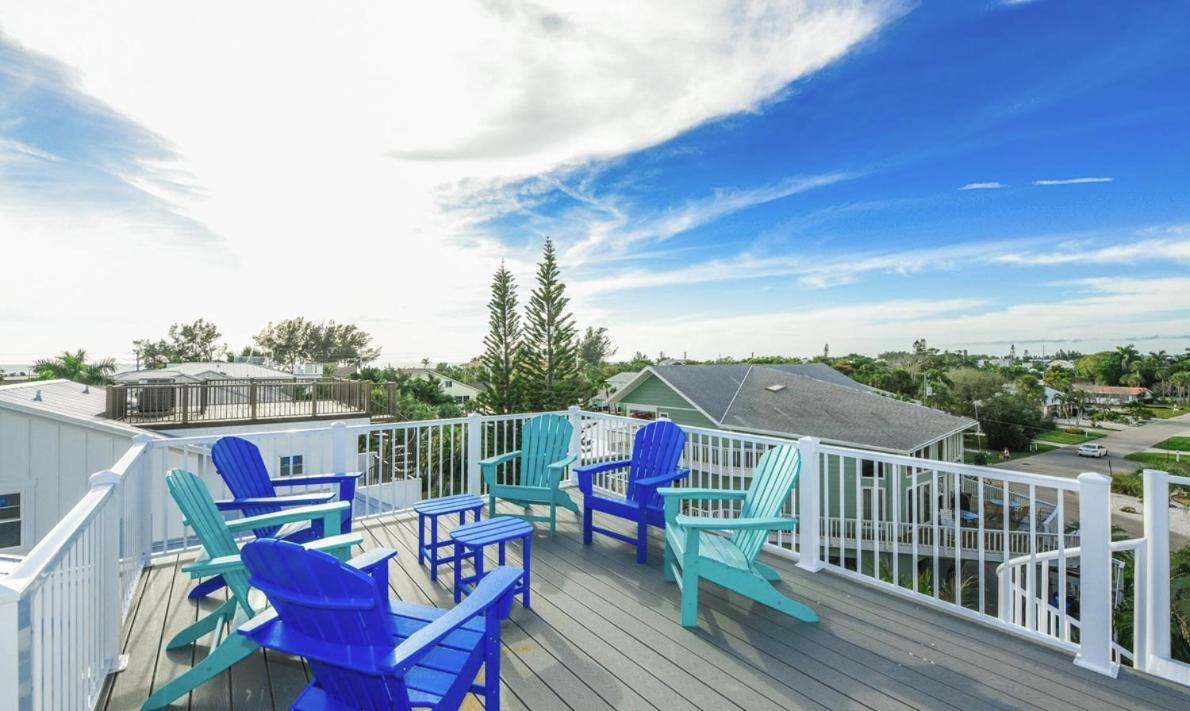 Surfer's Dream, 4 King beds, 4 trundle beds, 6 full baths, pet-friendly with a rooftop deck!