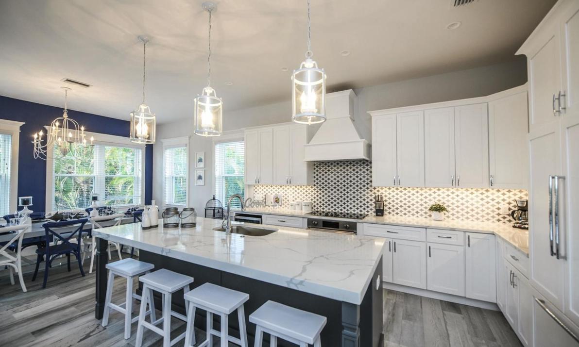 Surfer's Dream, 4 King beds, 4 trundle beds, 6 full baths, pet-friendly with a rooftop deck!