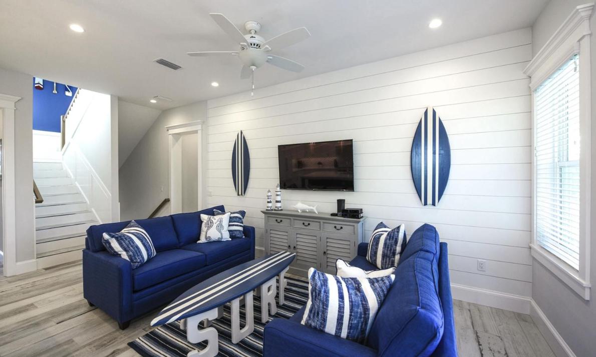 Surfer's Dream, 4 King beds, 4 trundle beds, 6 full baths, pet-friendly with a rooftop deck!