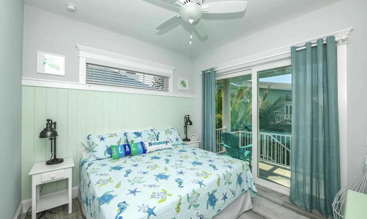 Surfer's Dream, 4 King beds, 4 trundle beds, 6 full baths, pet-friendly with a rooftop deck!