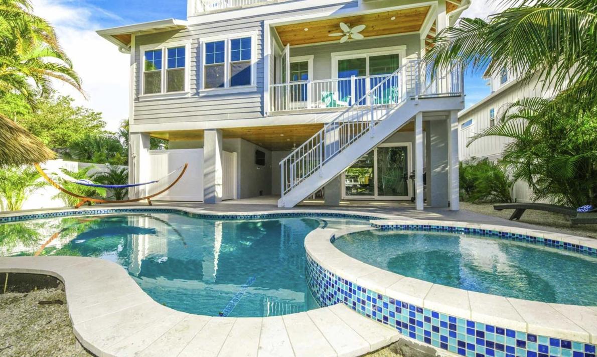 Surfer's Dream, 4 King beds, 4 trundle beds, 6 full baths, pet-friendly with a rooftop deck!