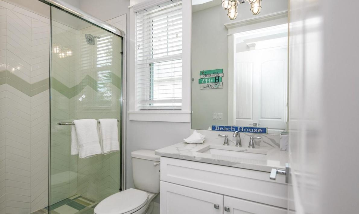 Surfer's Dream, 4 King beds, 4 trundle beds, 6 full baths, pet-friendly with a rooftop deck!