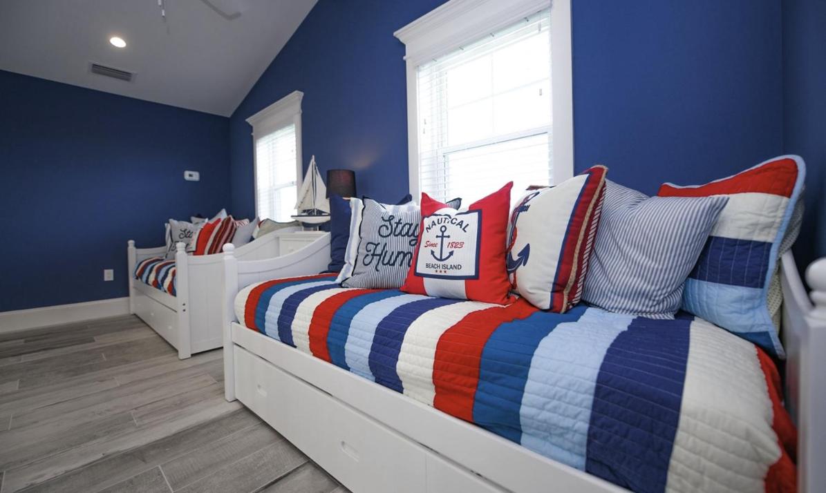 Surfer's Dream, 4 King beds, 4 trundle beds, 6 full baths, pet-friendly with a rooftop deck!