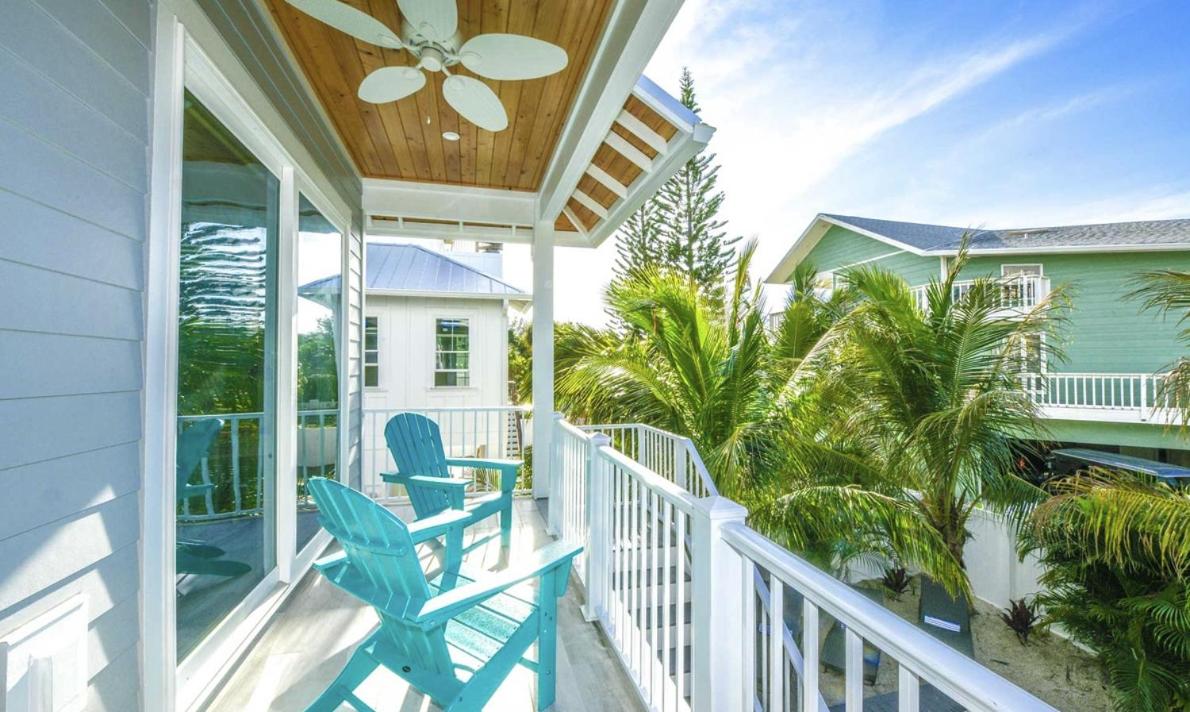 Surfer's Dream, 4 King beds, 4 trundle beds, 6 full baths, pet-friendly with a rooftop deck!