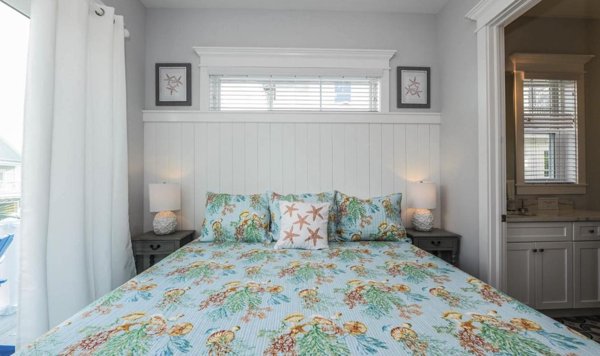 Surfer's Dream, 4 King beds, 4 trundle beds, 6 full baths, pet-friendly with a rooftop deck!