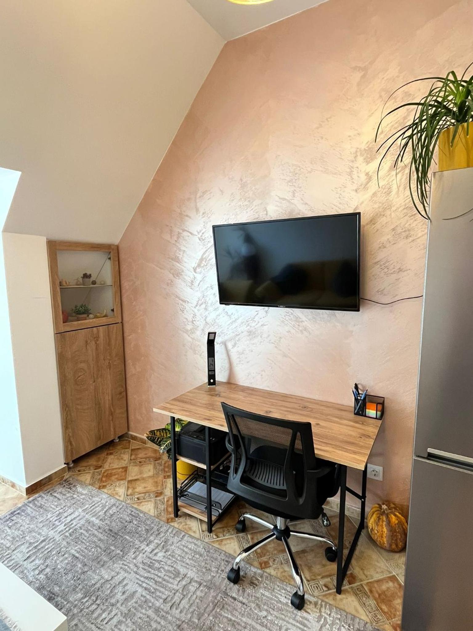 Pumpkin Spiced Suite with Own Parking and Office Setup