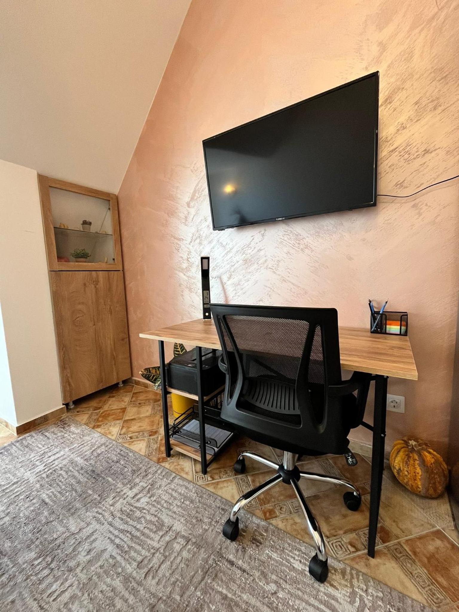 Pumpkin Spiced Suite with Own Parking and Office Setup