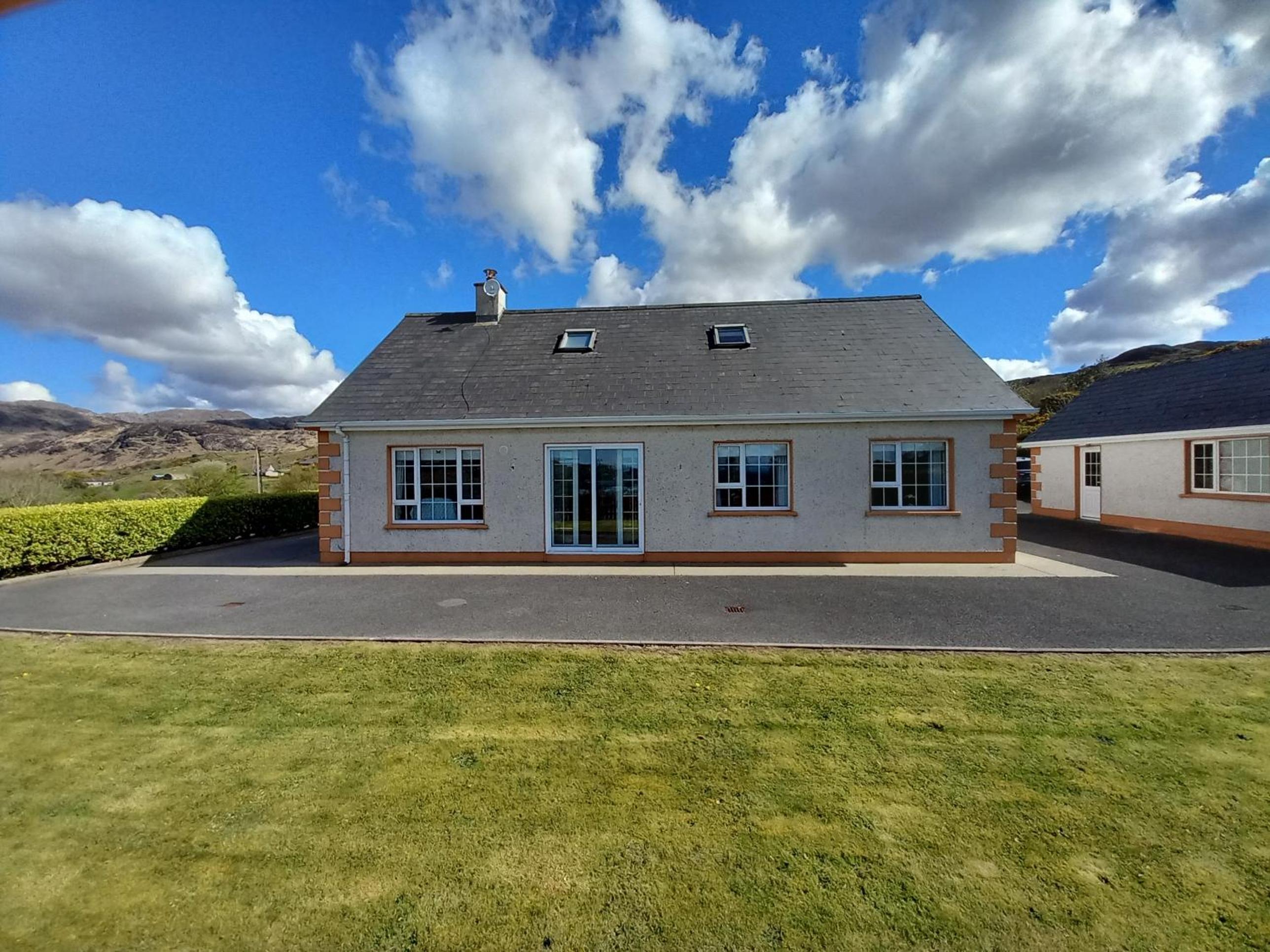 Hotel Lake View House - Image 1