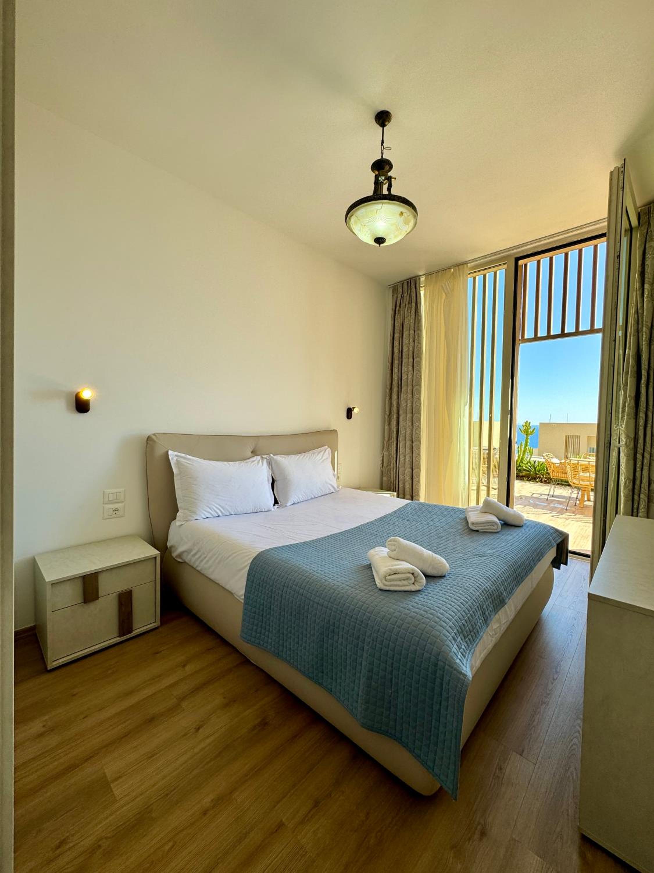 Sun Hill Green Coast, Palase