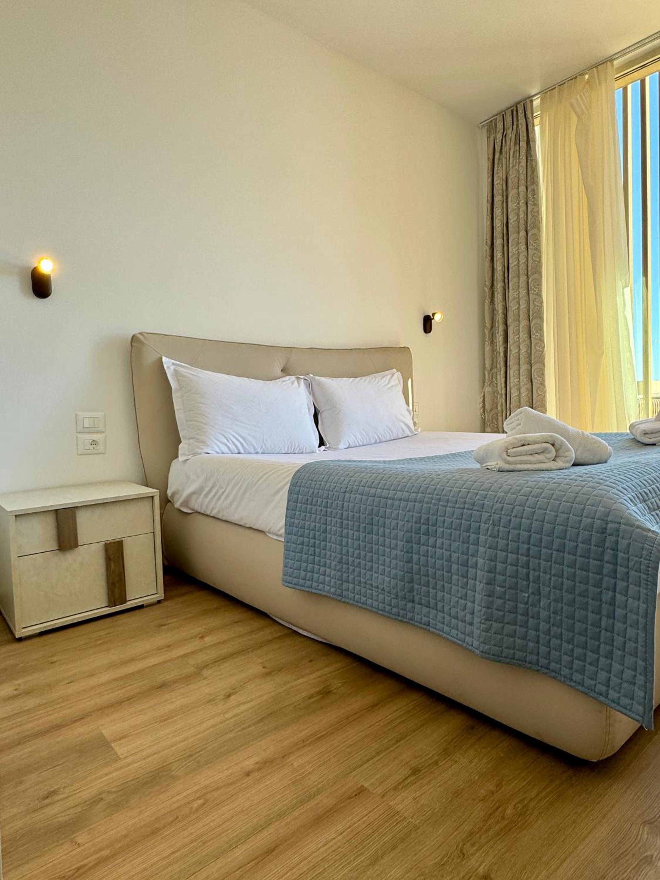 Sun Hill Green Coast, Palase