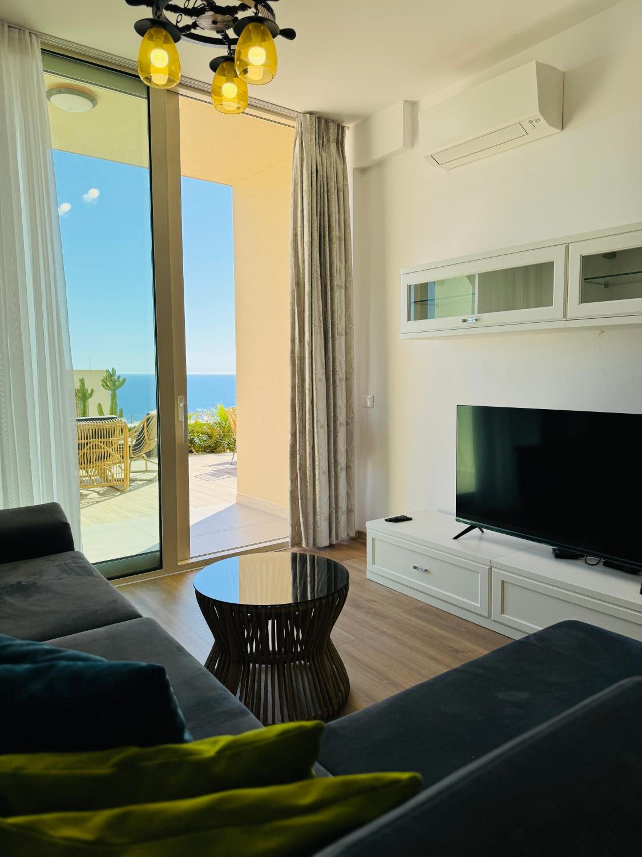 Sun Hill Green Coast, Palase