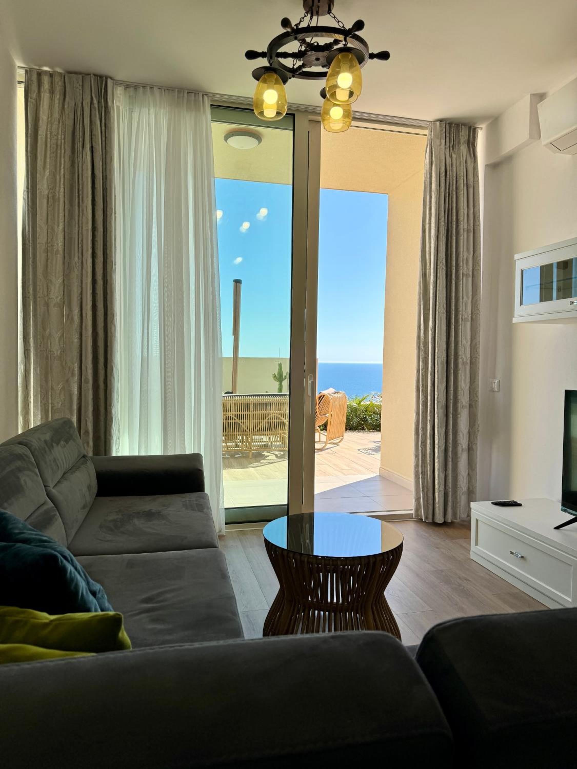 Sun Hill Green Coast, Palase