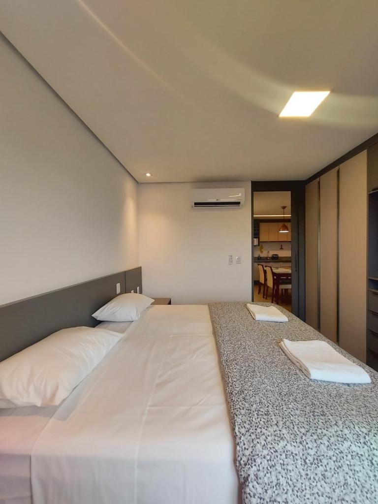 Alto Luxo - Cama King Simmons e 2 Smartv