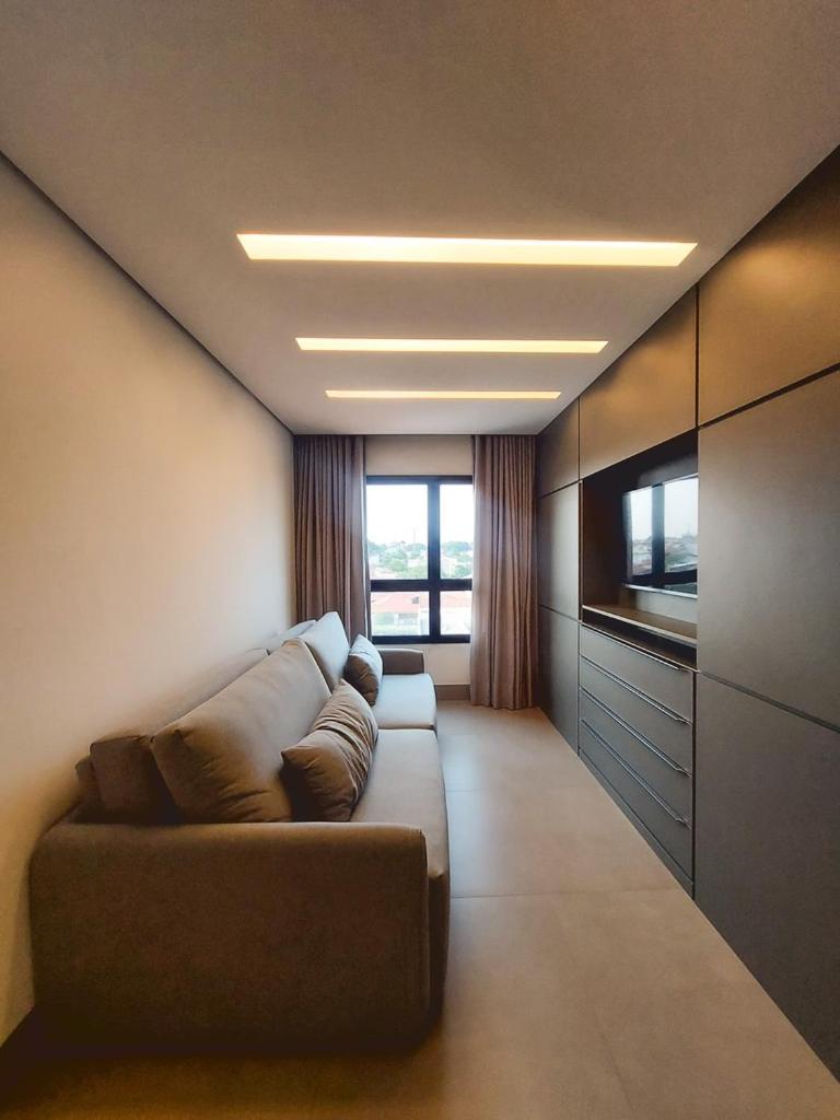 Alto Luxo - Cama King Simmons e 2 Smartv