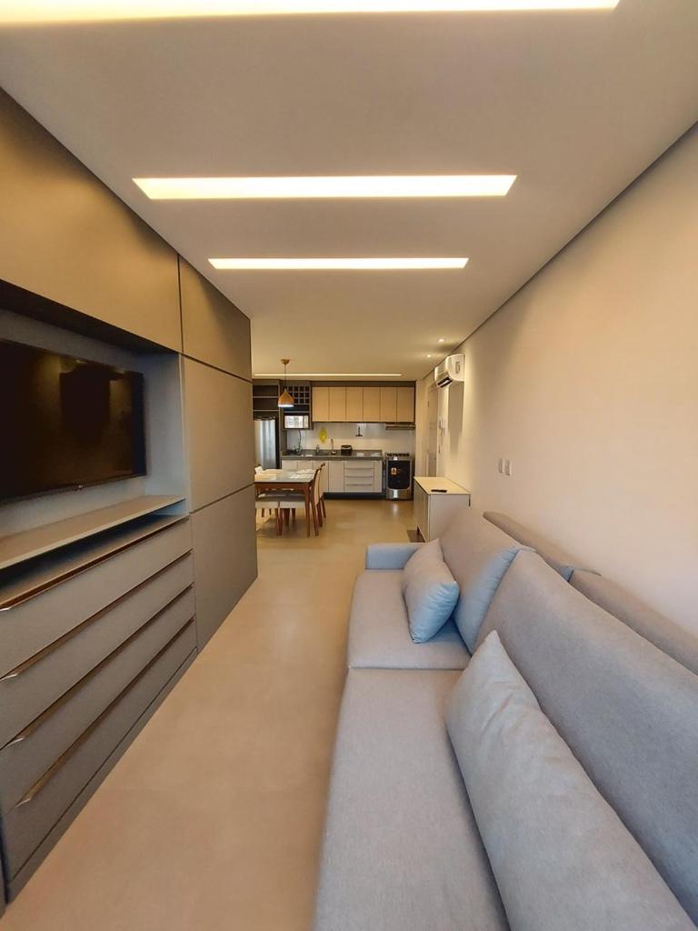 Alto Luxo - Cama King Simmons e 2 Smartv