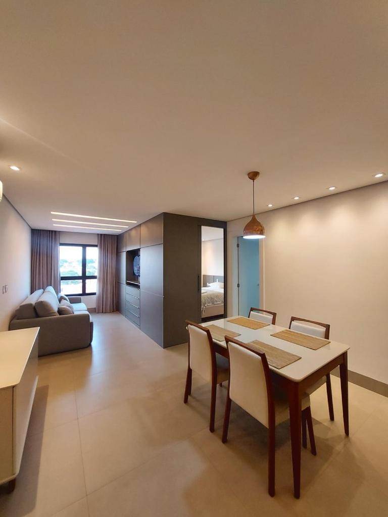 Alto Luxo - Cama King Simmons e 2 Smartv