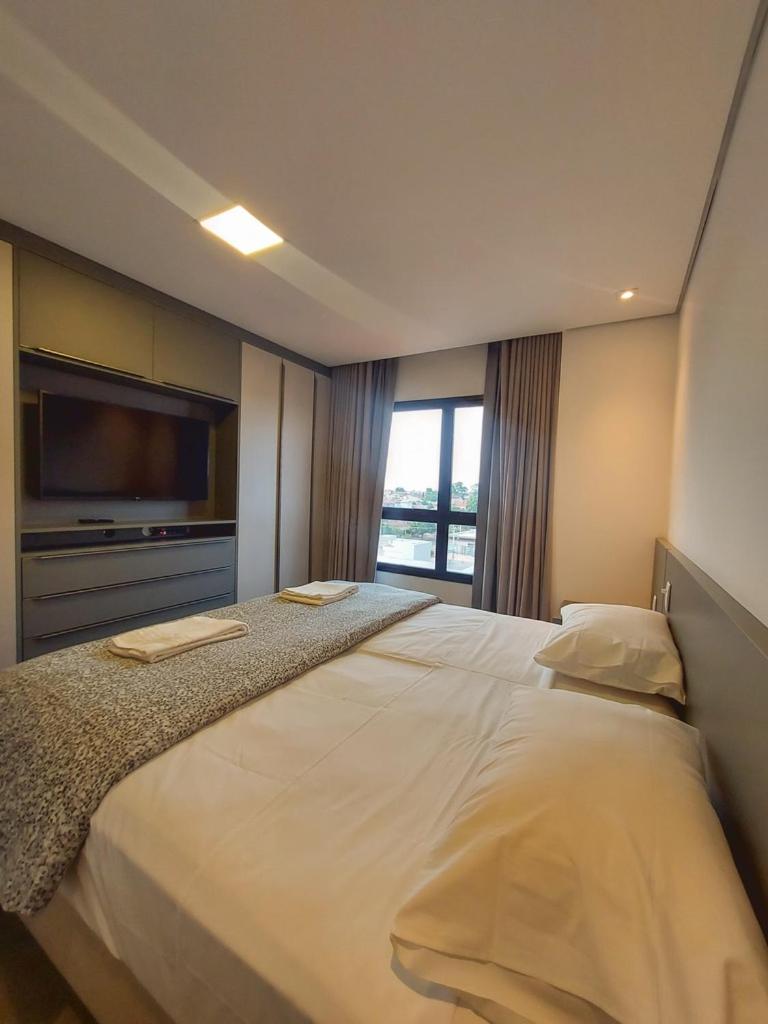 Alto Luxo - Cama King Simmons e 2 Smartv