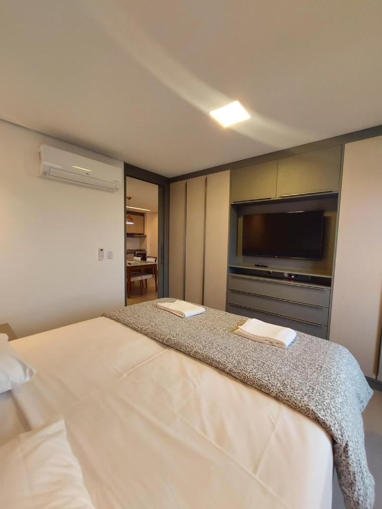 Alto Luxo - Cama King Simmons e 2 Smartv