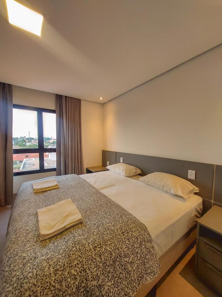 Alto Luxo - Cama King Simmons e 2 Smartv
