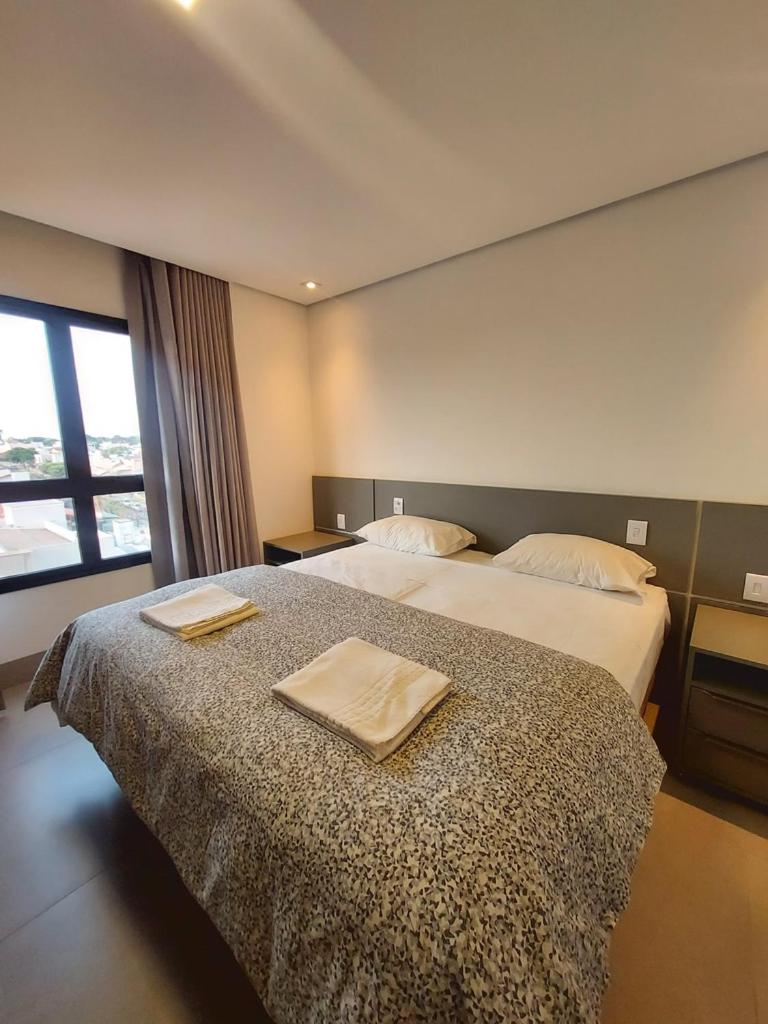 Alto Luxo - Cama King Simmons e 2 Smartv
