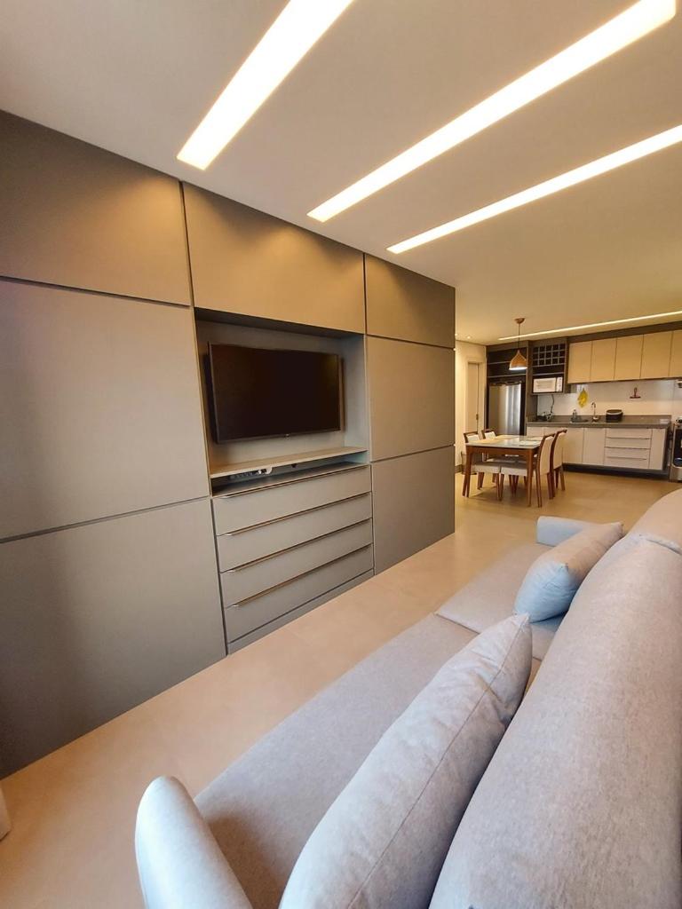 Alto Luxo - Cama King Simmons e 2 Smartv