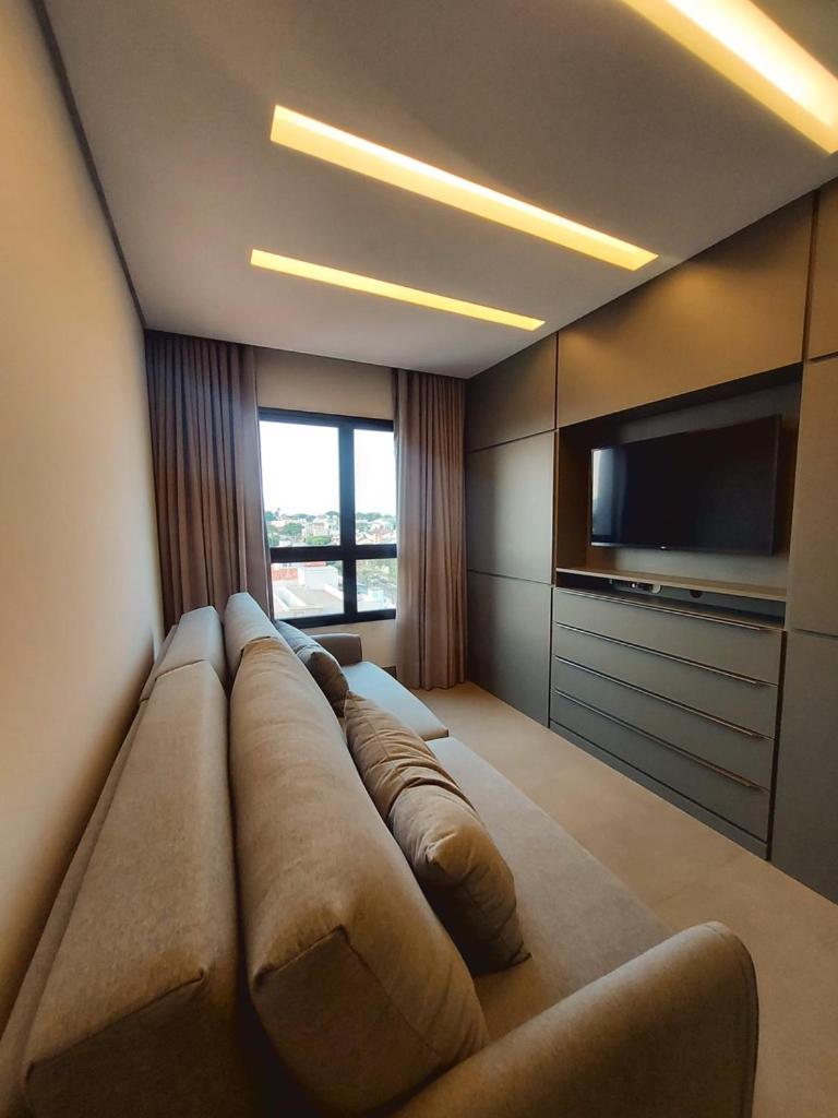 Alto Luxo - Cama King Simmons e 2 Smartv