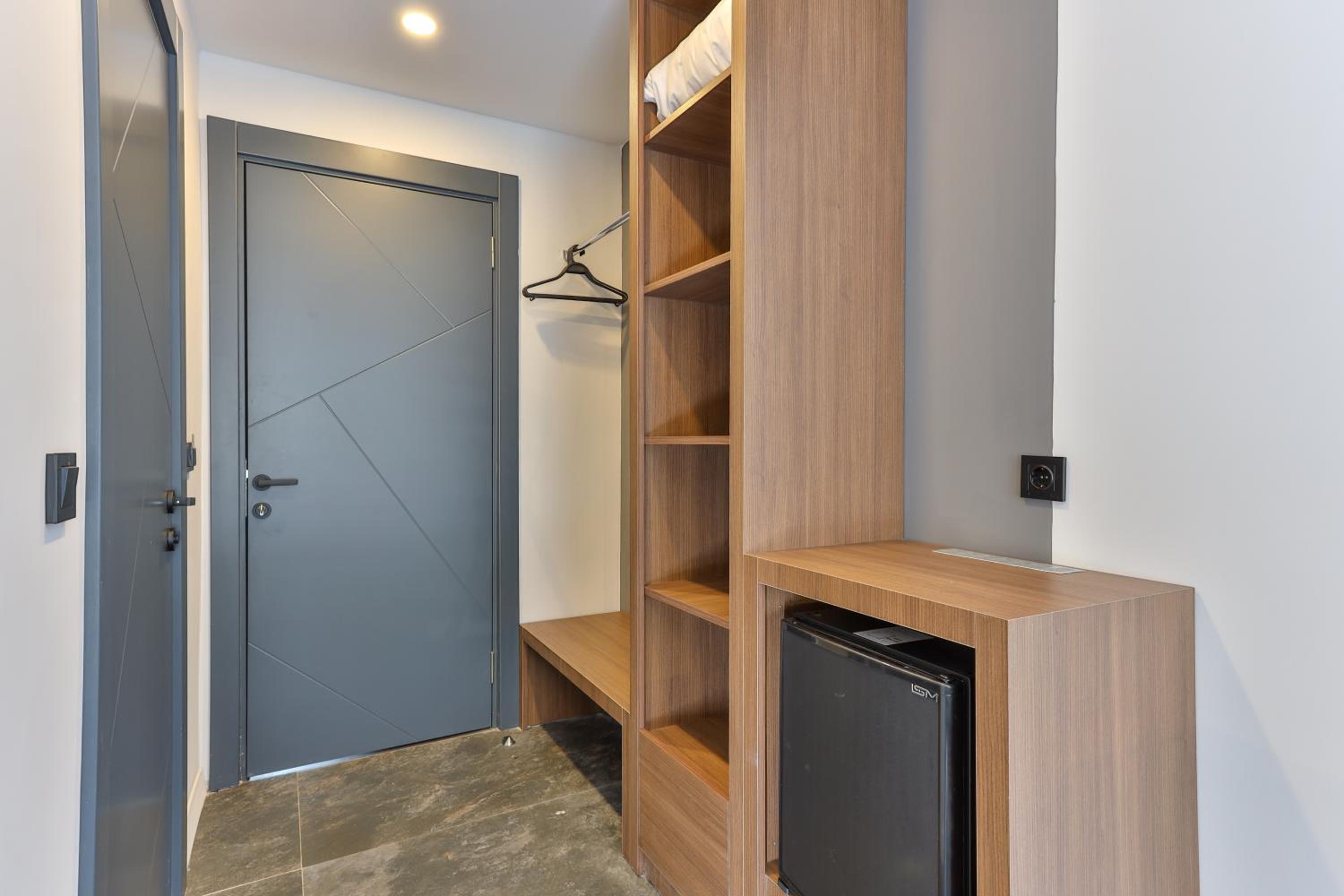 Wolf Of The City Otel - Image 84