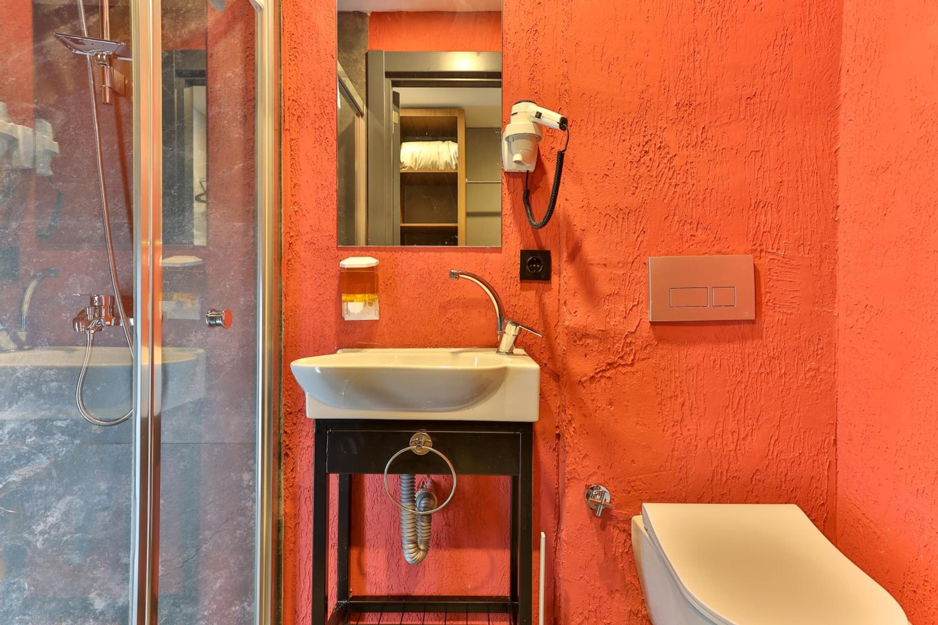 Wolf Of The City Otel - Image 58