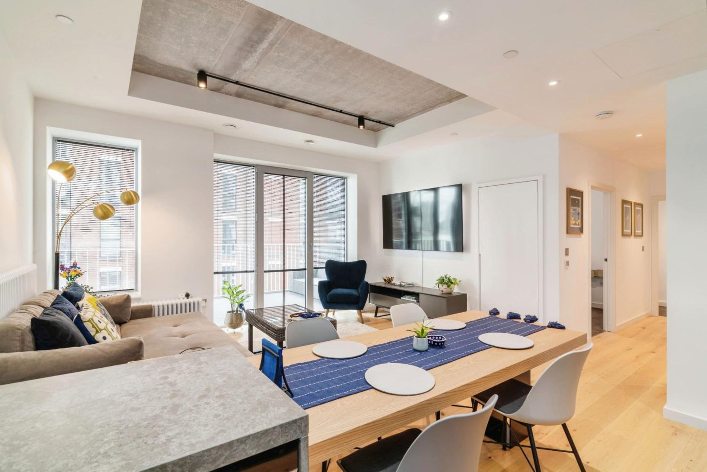 Chic 2 bedroom flat with Balcony