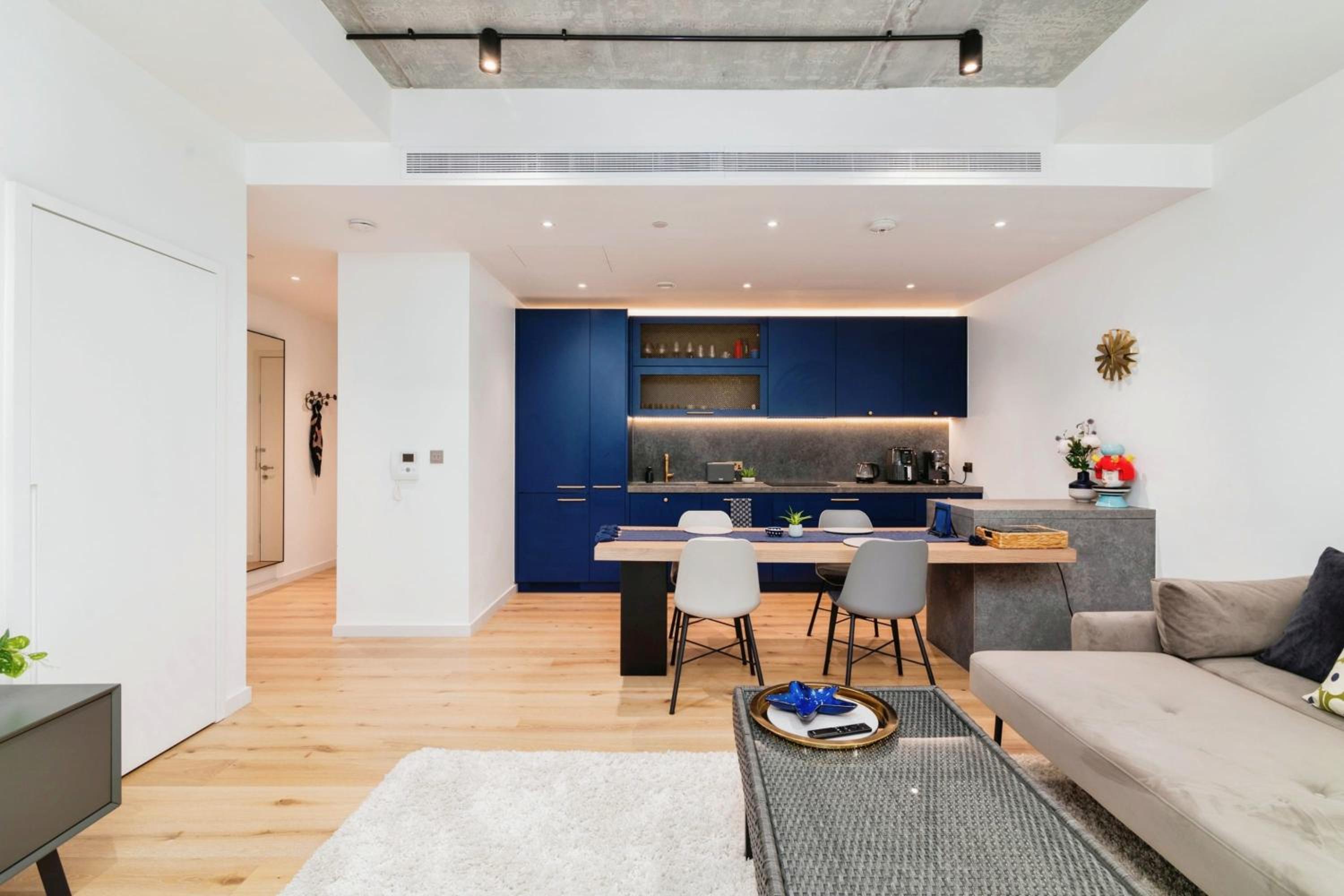 Chic 2 bedroom flat with Balcony