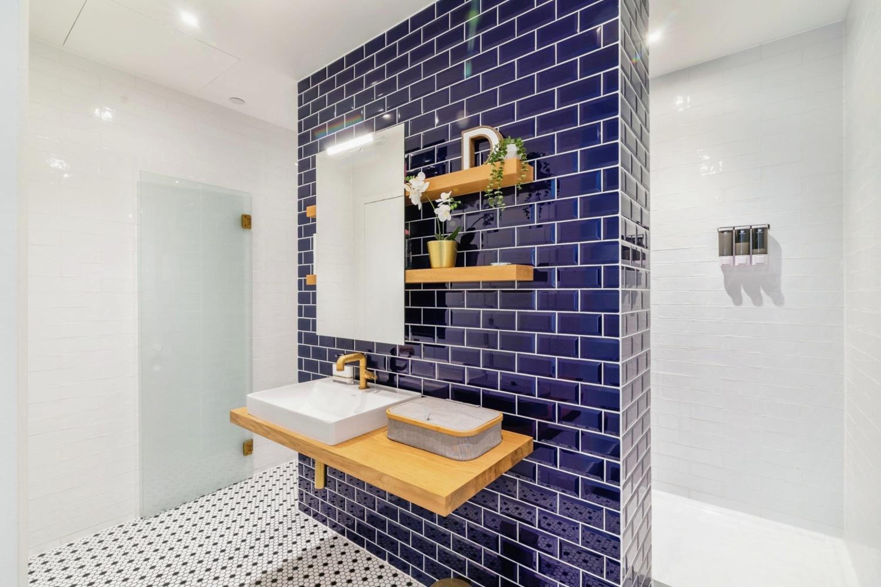 Chic 2 bedroom flat with Balcony