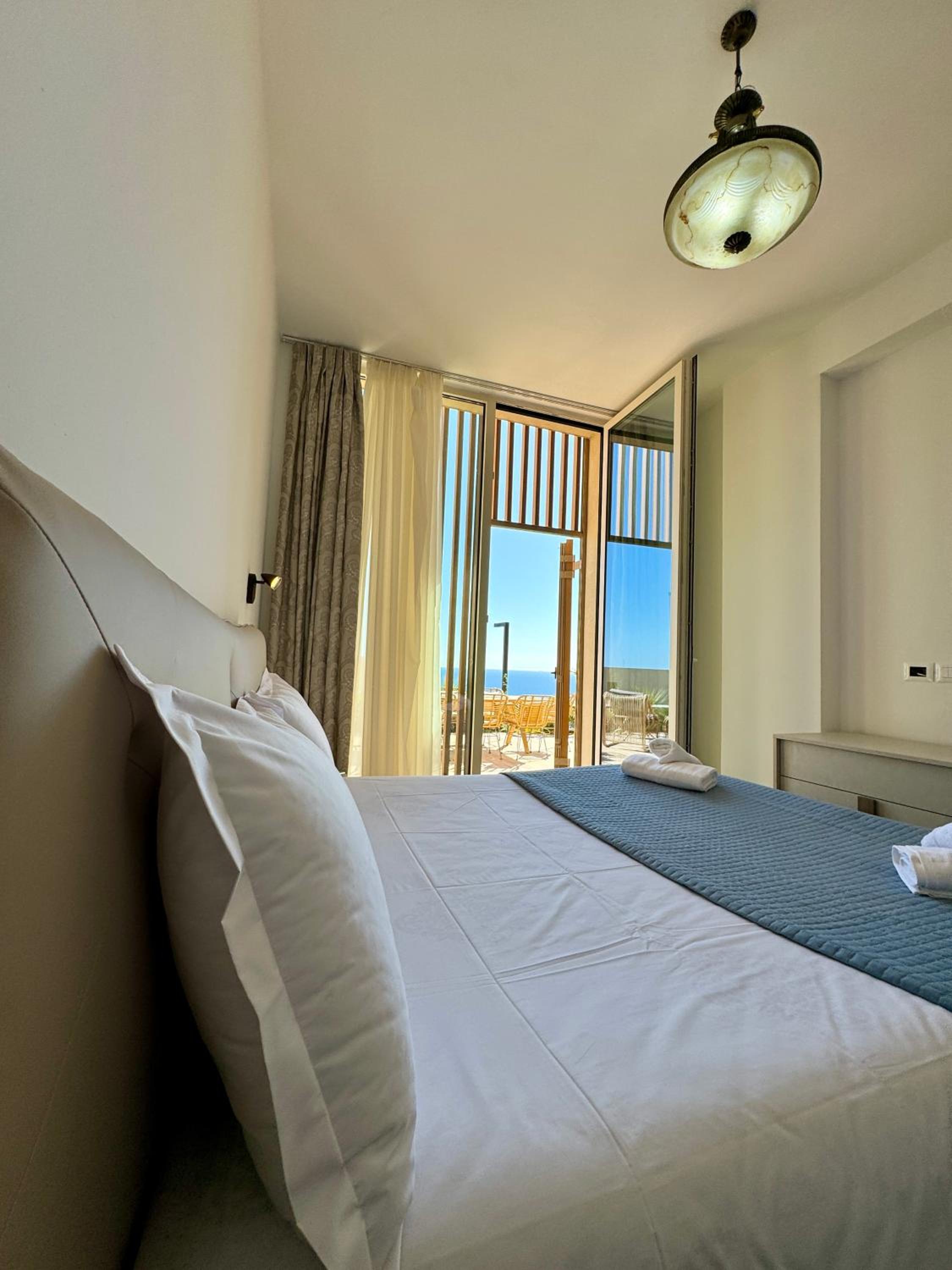 Sun Hill Green Coast, Palase