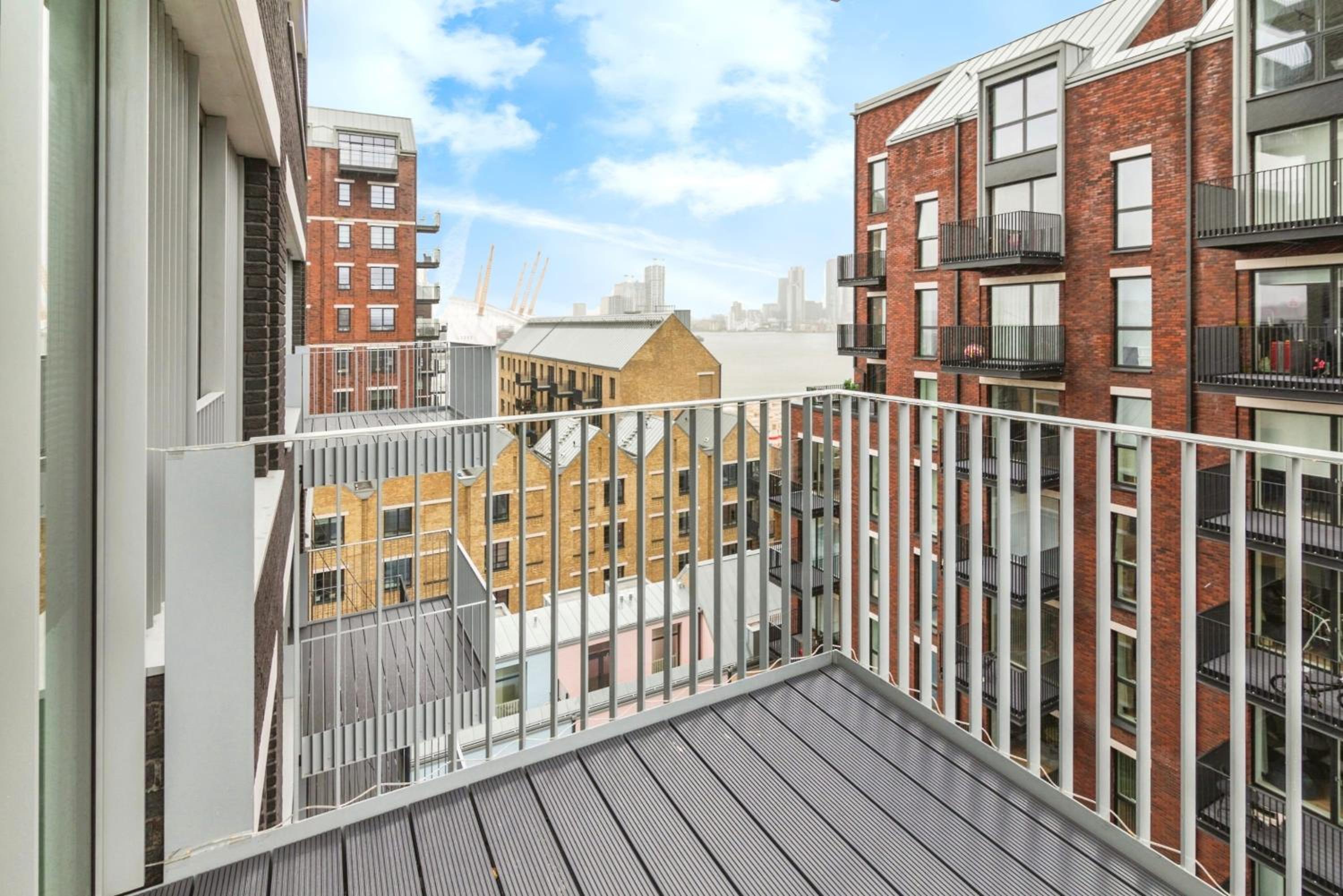 Chic 2 bedroom flat with Balcony