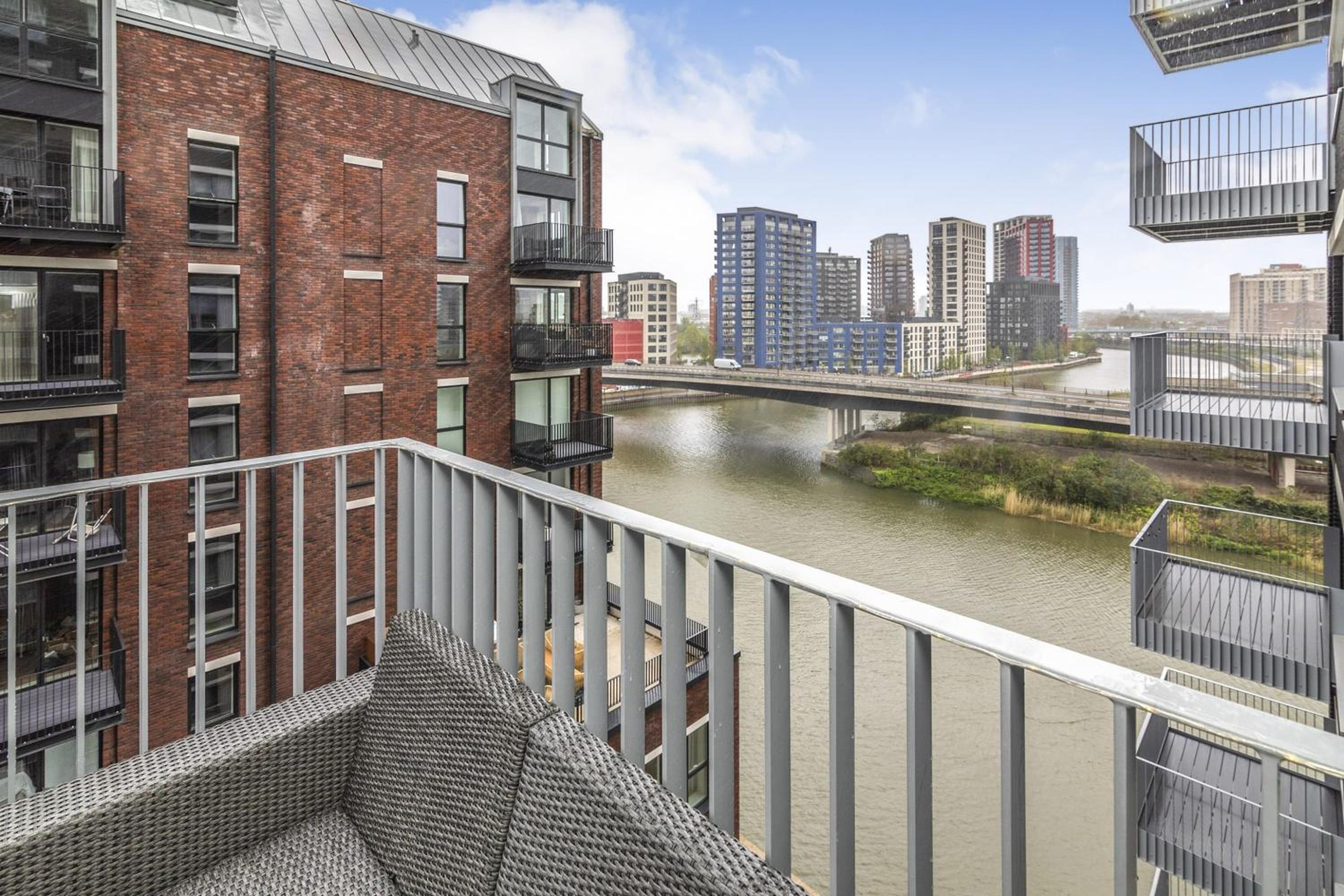 Chic 2 bedroom flat with Balcony