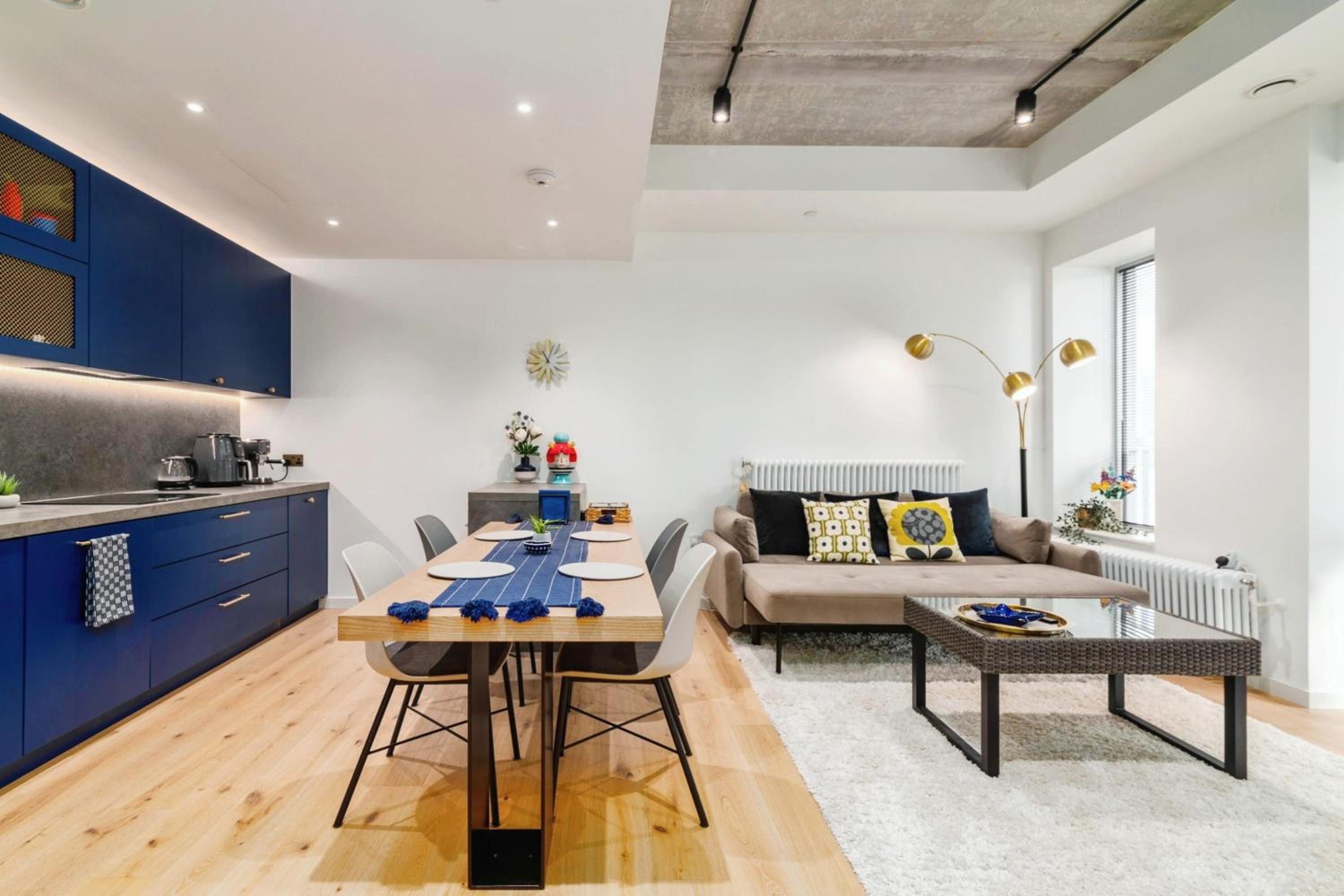 Chic 2 bedroom flat with Balcony