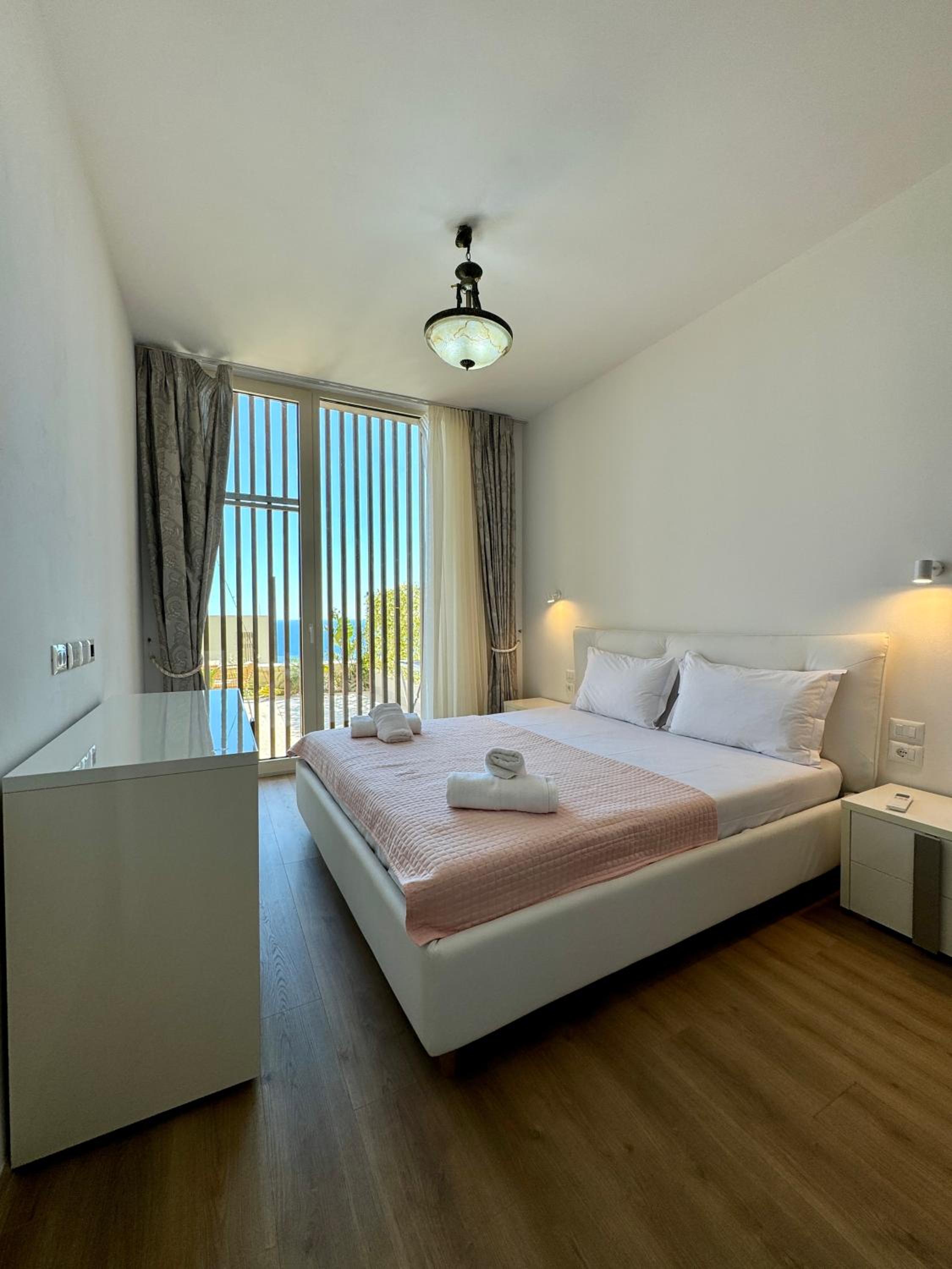 Sun Hill Green Coast, Palase