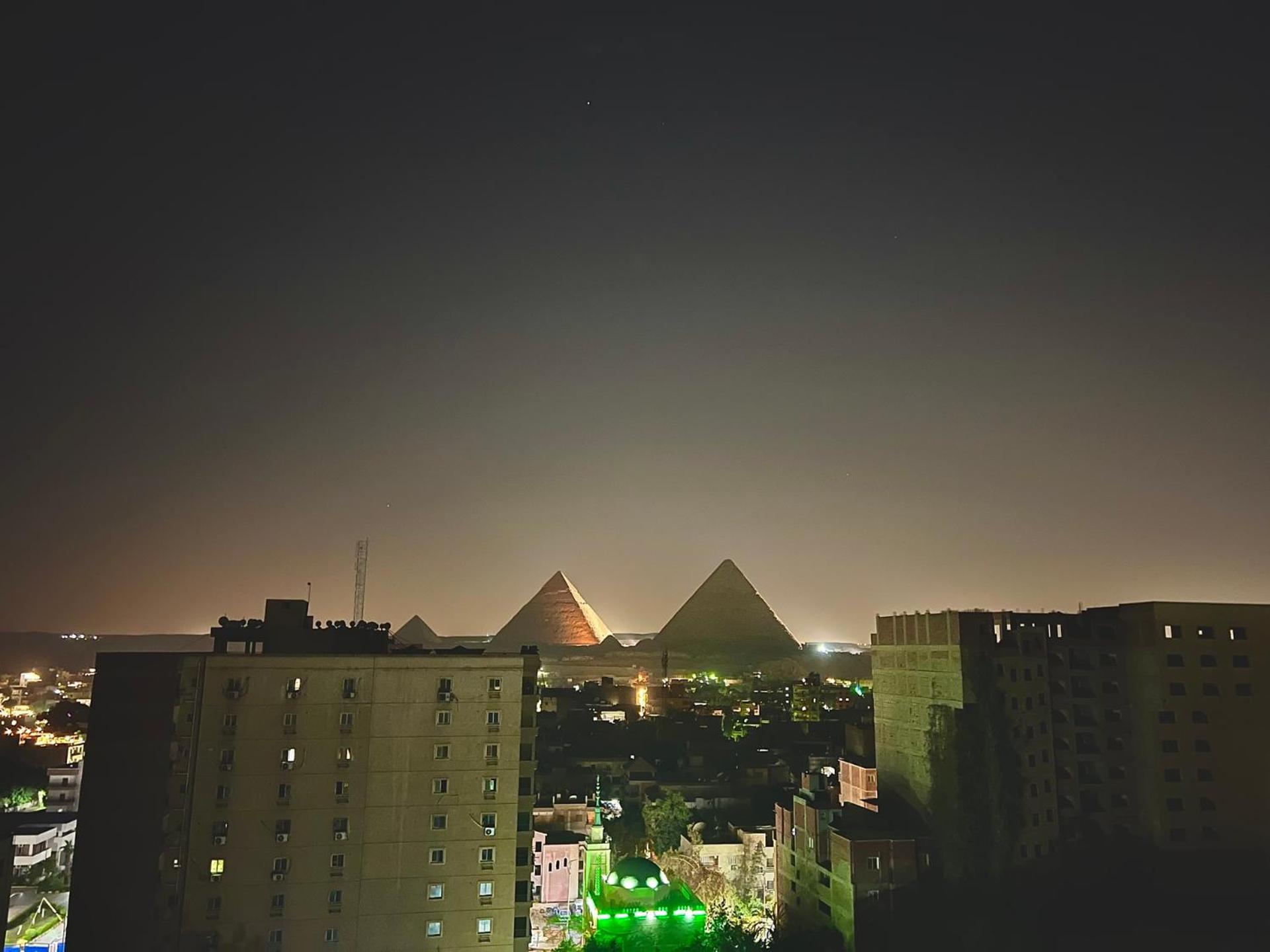 six pyramids view inn