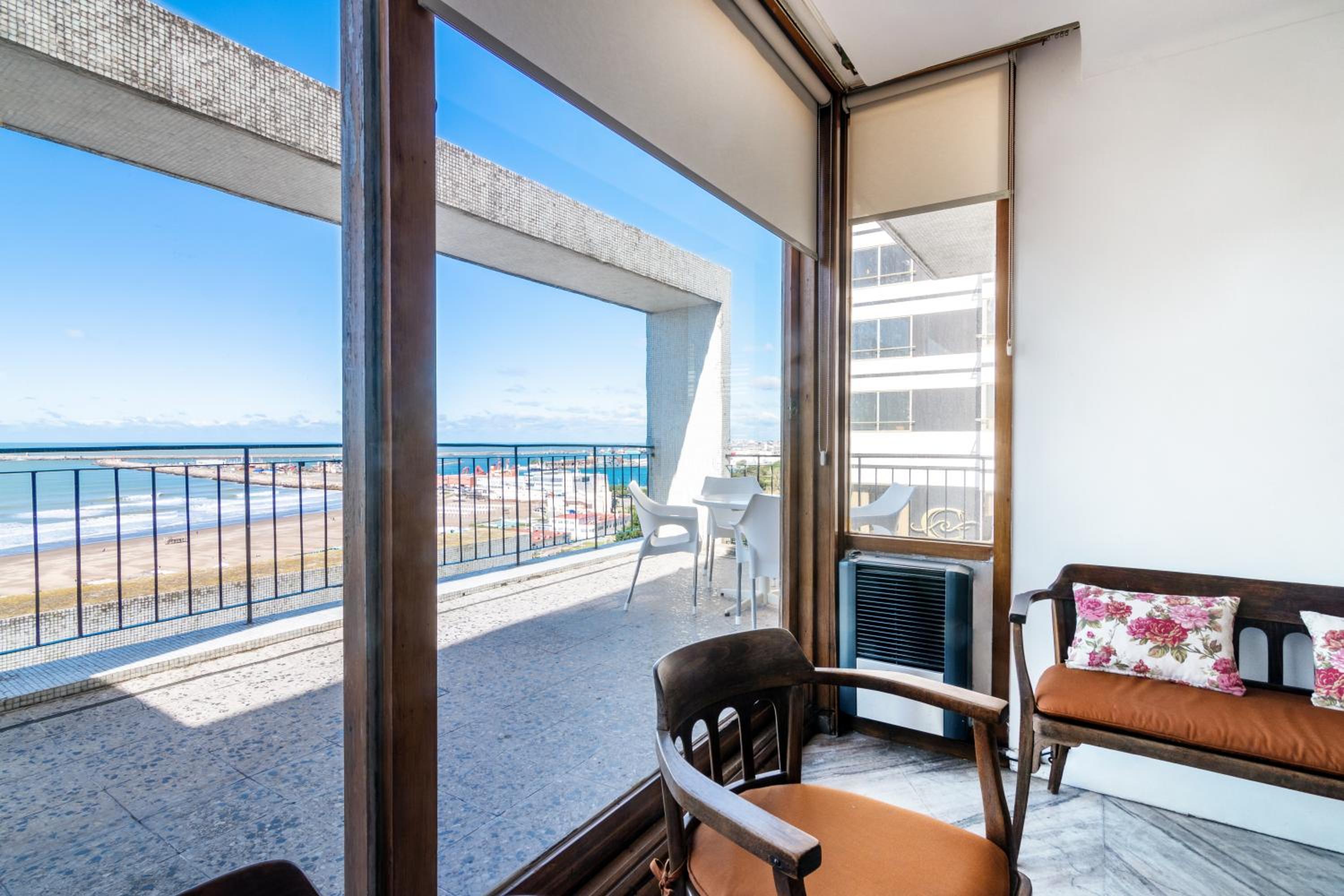 Depto con Amplia Terraza frente a Playa Grande en Edificio Premiado