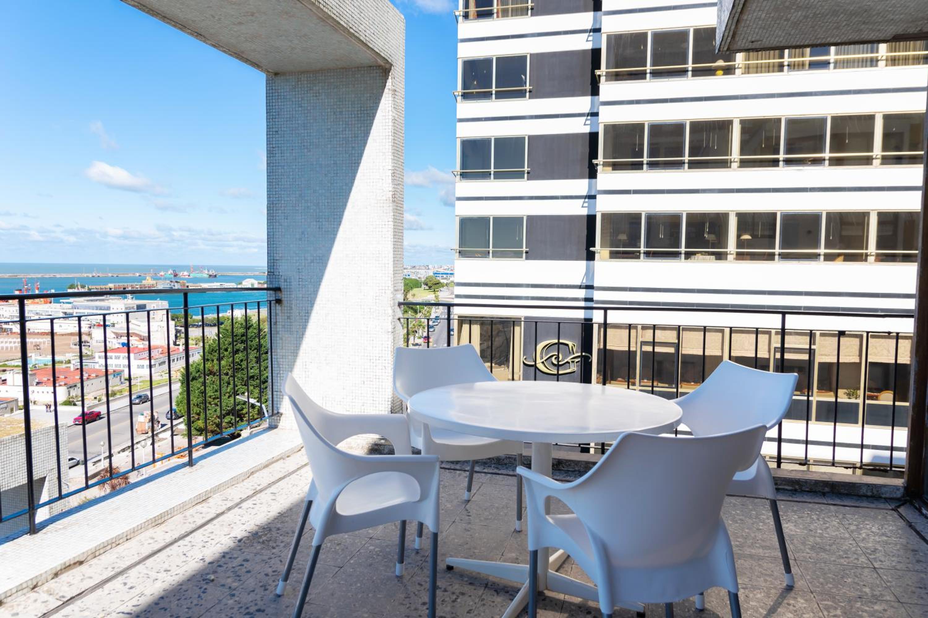 Depto con Amplia Terraza frente a Playa Grande en Edificio Premiado
