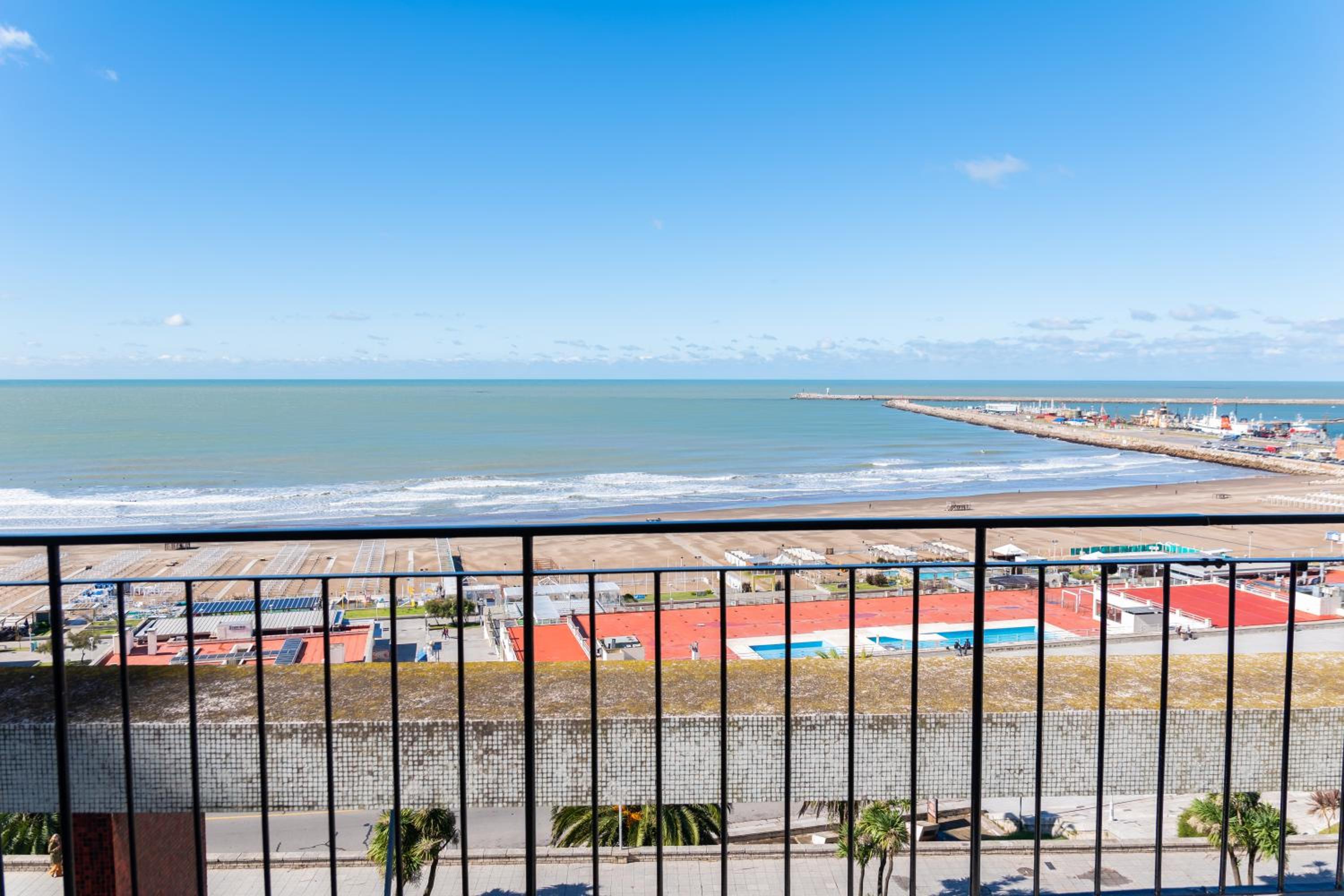 Depto con Amplia Terraza frente a Playa Grande en Edificio Premiado