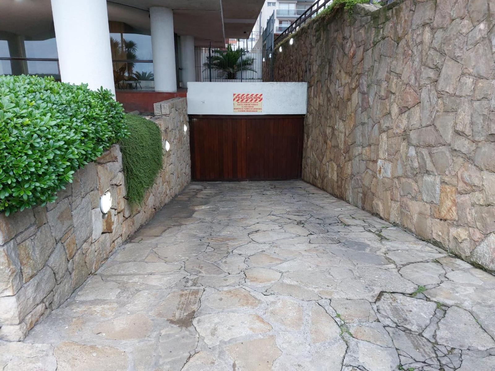 Depto con Amplia Terraza frente a Playa Grande en Edificio Premiado