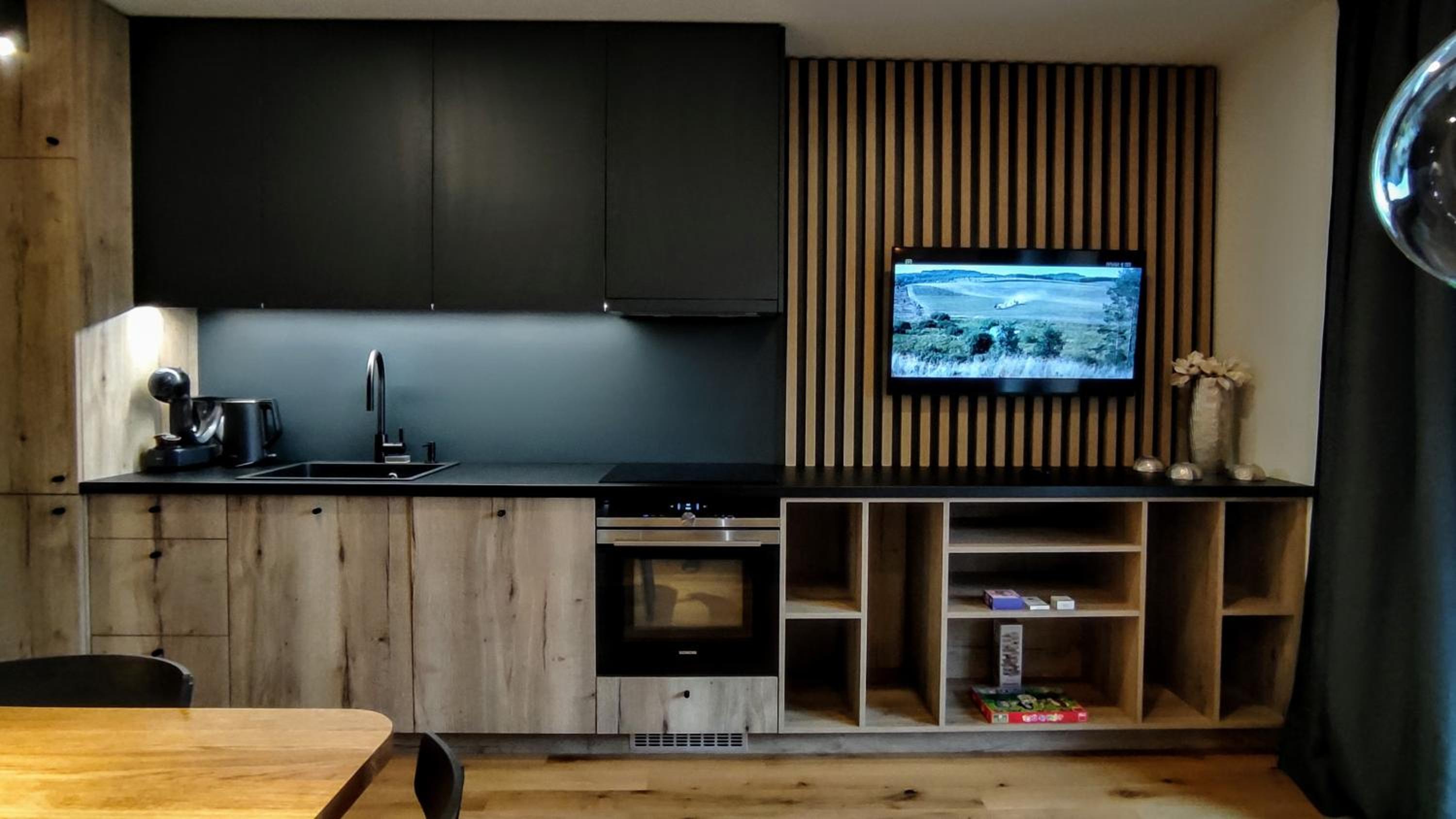 Moderní rodinný 3KK apartmán D8 v centru Harrachova s výhledem na skokanské můstky - by Relax Harrachov