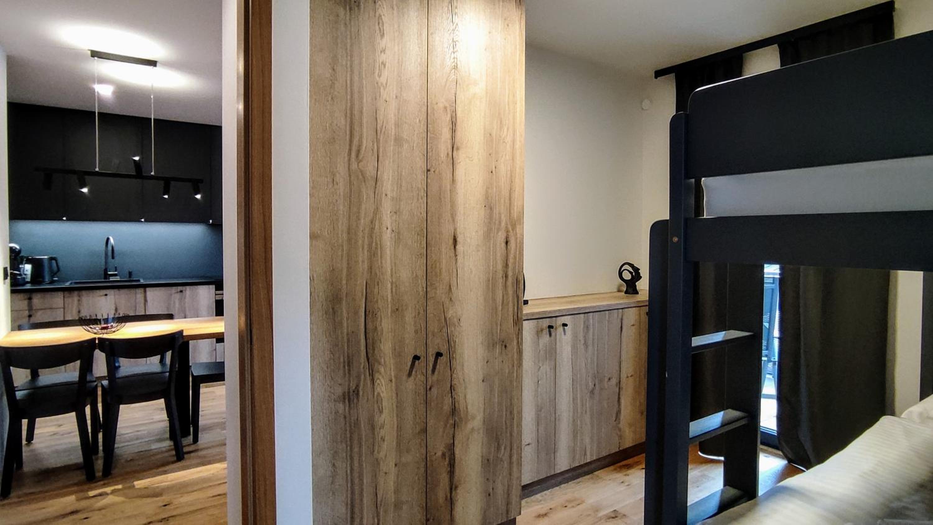 Moderní rodinný 3KK apartmán D8 v centru Harrachova s výhledem na skokanské můstky - by Relax Harrachov