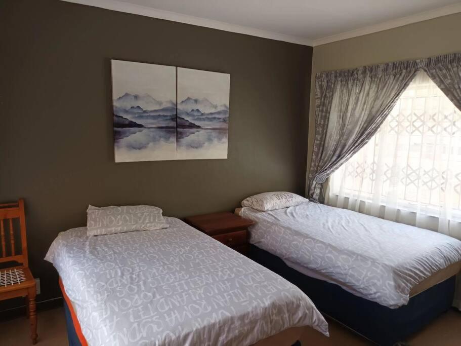 Retro Home in Nelspruit: 1980s Vintage Comfort view 3