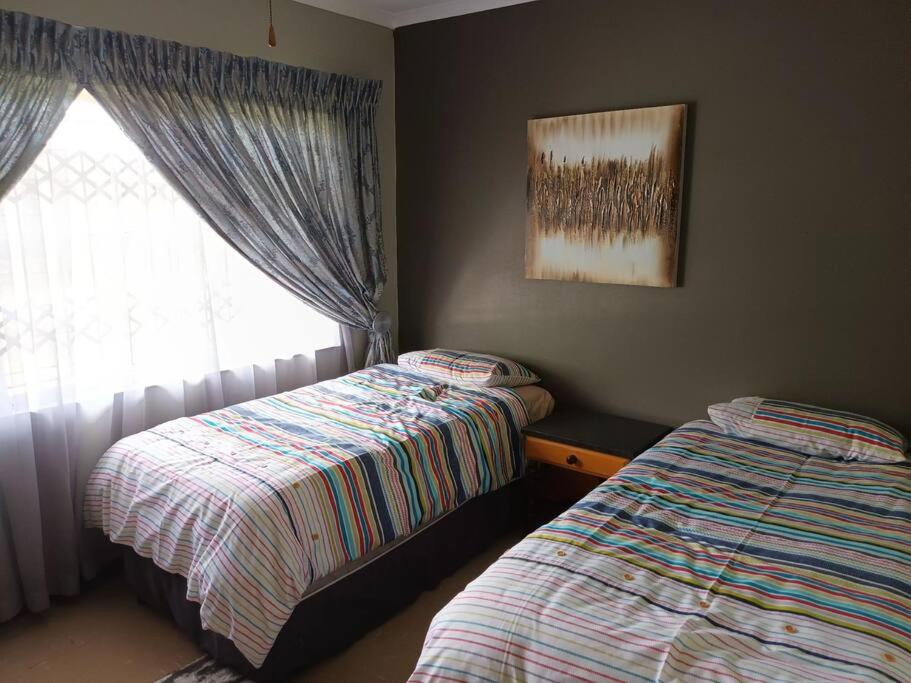 Retro Home in Nelspruit: 1980s Vintage Comfort view 5