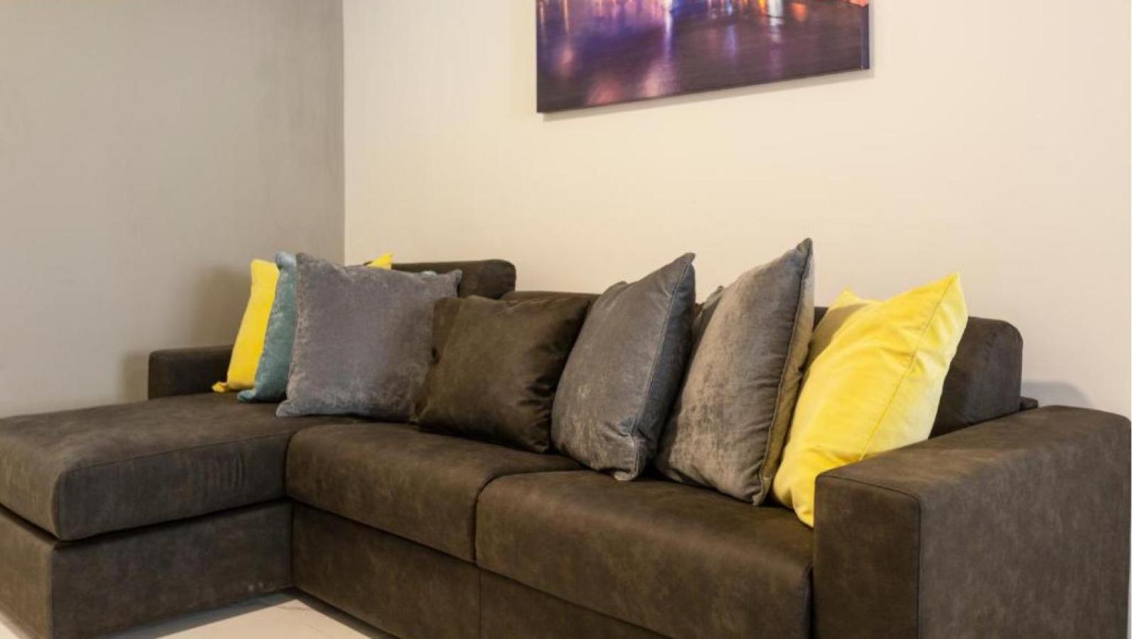 Spacious 3BD Family Apartment with Terrace - by HostMT photo 4