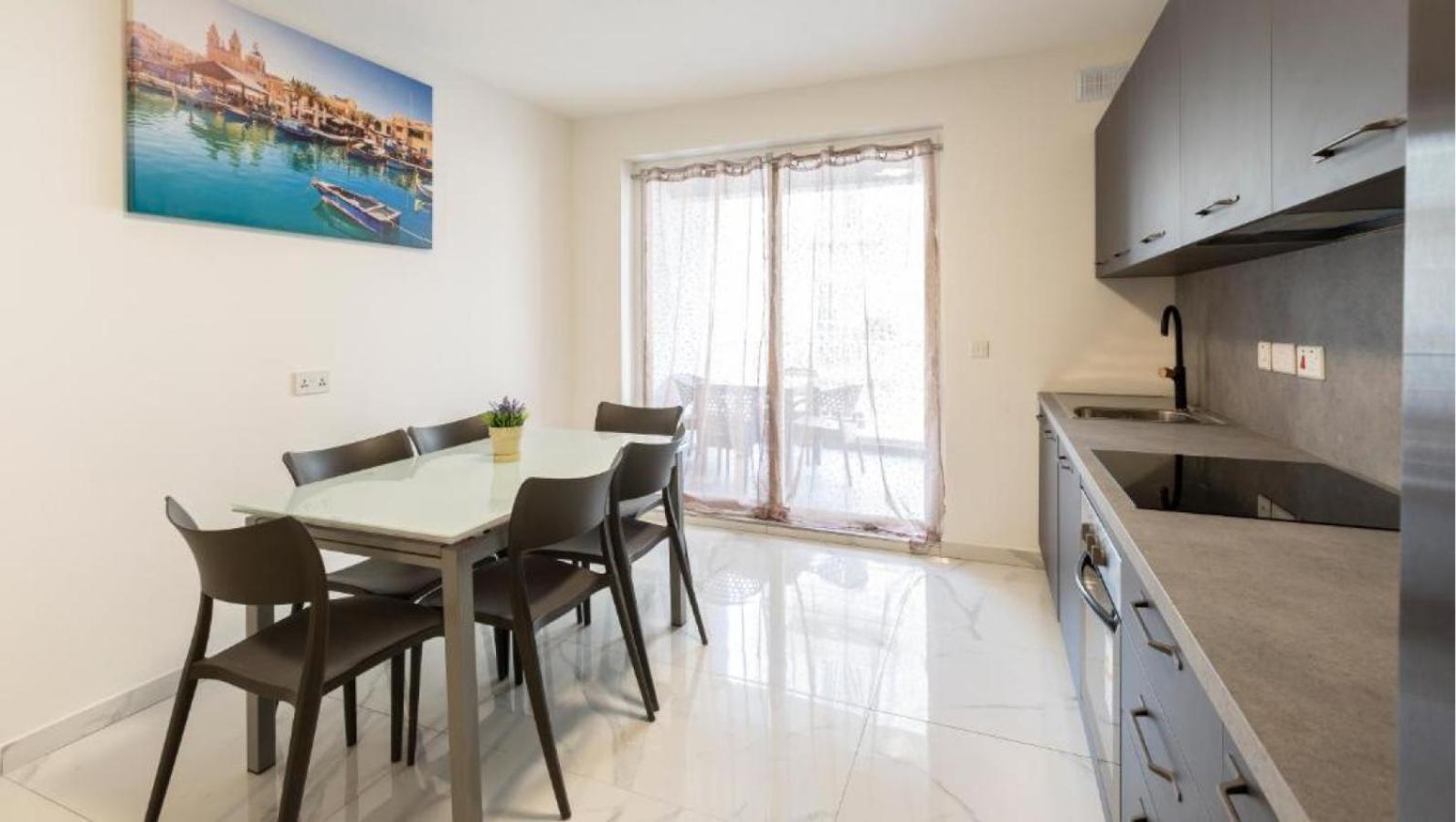 Spacious 3BD Family Apartment with Terrace - by HostMT photo 5