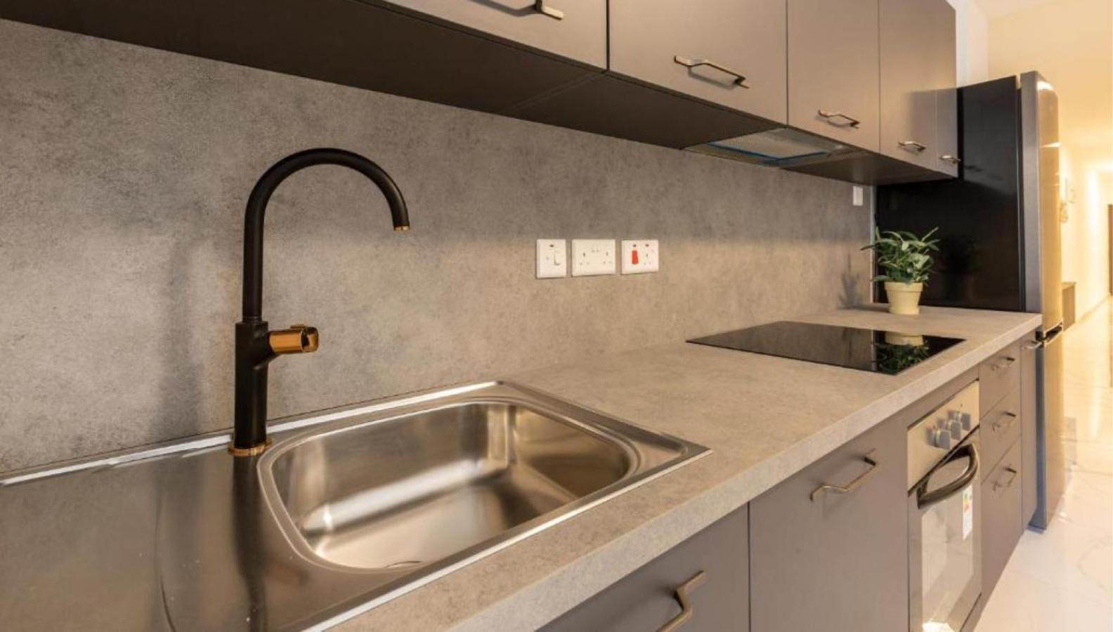 Spacious 3BD Family Apartment with Terrace - by HostMT photo 2